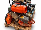 une pile d'outils posée sur une palette