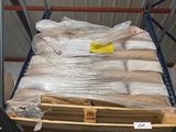 une palette sur laquelle est posé un matelas, dans un entrepôt