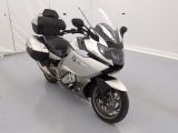 une moto garée dans une pièce