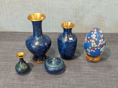 trois vases posés l'un à côté de l'autre sur une table