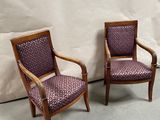 deux chaises en bois avec un revêtement violet, revêtement violet, revêtement violet, revêtement violet, revêtement violet, revêtement violet, revêtement violet, revêtement violet, revêtement violet