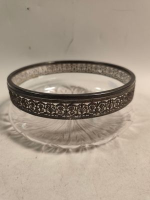 un gros plan d'un bol en verre posé sur une table, sur fond blanc