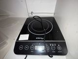une cuisinière noire avec un brûleur noir dessus