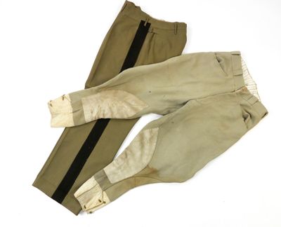 deux pantalons pour homme avec des fermetures éclair sur les côtés