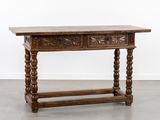une vieille table en bois surmontée de deux tiroirs