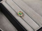 une bague sertie d'une pierre verte, dans un écrin