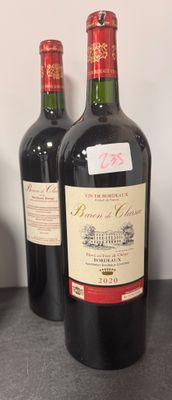 trois bouteilles de vin posées sur une table, l'une à côté de l'autre
