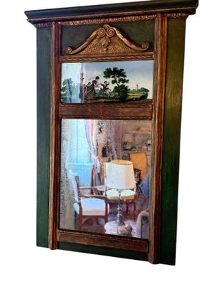 un miroir dans lequel se reflète une pièce