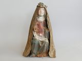 une image représentant une statue d'une femme vêtue d'une cape