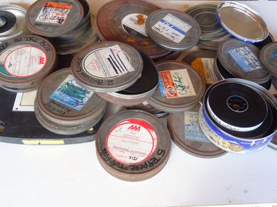 de nombreux pots de peinture posés sur une table