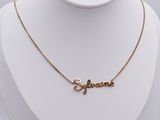un gros plan d'un collier en or sur lequel est gravé le mot « supreme »