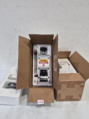 une boîte contenant un téléphone, posée sur une surface blanche