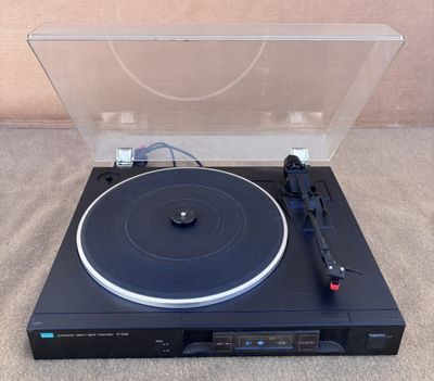 gros plan d'une table tournante sur laquelle se trouve un tourne-disque