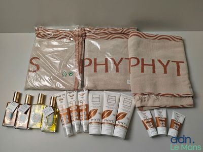 le contenu d'un kit Phyphyt est disposé sur une table