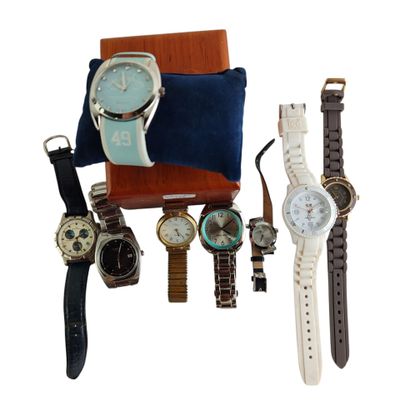 Plusieurs montres et un portefeuille sont posés les uns à côté des autres