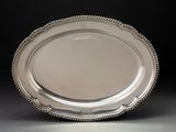 assiette en argent plaqué avec bord perlé sur fond noir