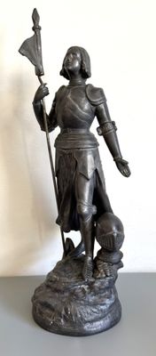 une statue représentant une femme tenant une lance et un bouclier