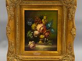 tableau représentant une nature morte composée de fleurs et de fruits, dans un cadre doré