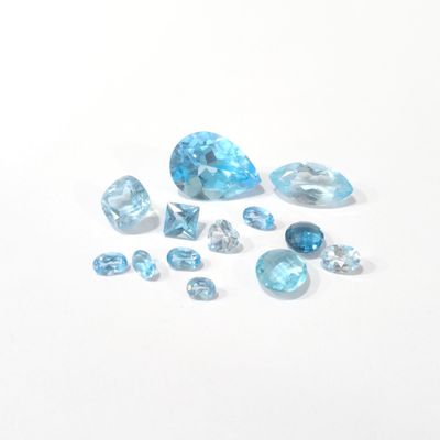 un ensemble de pierres précieuses de topaze bleue sur un fond blanc