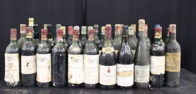 beaucoup de bouteilles de vin sur une table