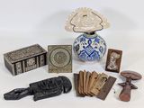 un grand nombre d'objets posés sur une table