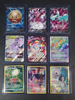 un tas de cartes pokemon posées sur une table
