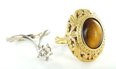 deux bagues en or ornées d'une pierre « œil-de-tigre » et une bague en diamant