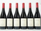 six bouteilles de vin rouge alignées