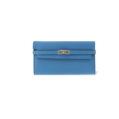 un portefeuille en cuir bleu muni d'un fermoir métallique sur le devant