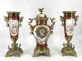 trois vases ornés de motifs différents sur fond blanc