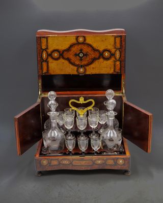 une image représentant une boîte en bois contenant un ensemble de verres