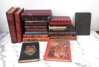 beaucoup de livres sur une table avec une nappe blanche