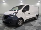 la camionnette blanche est garée sur le sol en damier d'une pièce