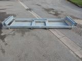 un parking vide avec un banc en métal au milieu