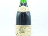 une bouteille de vin posée sur une table