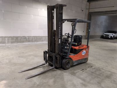 une photo d'un chariot élévateur dans un parking à étages