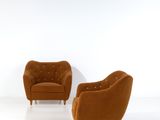 deux chaises marron dans une pièce blanche aux murs blancs