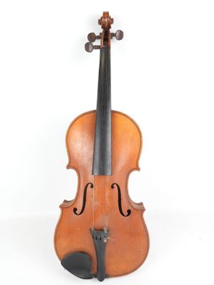 un vieux violon posé sur une surface blanche