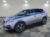 un SUV argenté garé dans une pièce au sol en damier