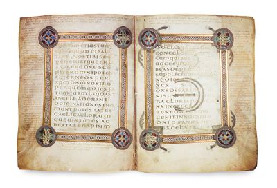 un livre ouvert sur lequel figure l'image d'un compas