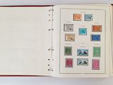 un livre ouvert avec des timbres, posé sur une table