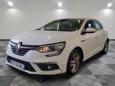 la voiture blanche est garée sur un sol en damier dans le garage