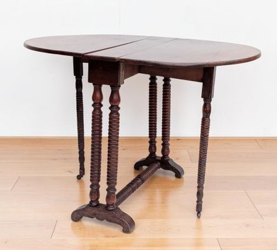 une image représentant une table avec deux pieds et un plateau