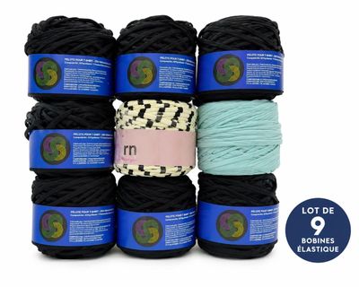 un lot de pelotes de laine noires, bleues et blanches