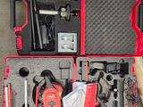 une caisse à outils rouge avec des outils sur le sol