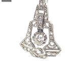 gros plan d'un pendentif en diamant sur fond blanc