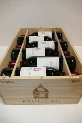 bouteilles de vin rouge dans un coffret en bois sur une table
