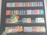 la photo d'un livre avec des timbres