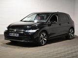 La Volkswagen e-Golf est garée dans un garage dont le sol est à damier.
