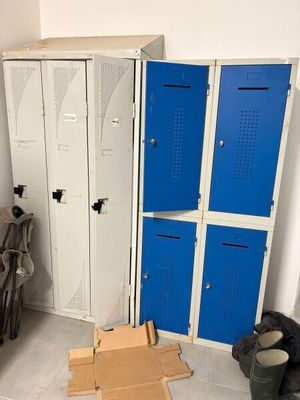 une pièce où s'entassent des casiers et des cartons par terre